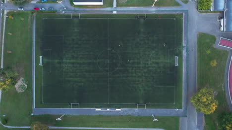 Leute,-Die-Fußball-Spielen,-Luftaufnahme-Von-Oben,-Grünes-Gras,-Sport-In-Frankreich